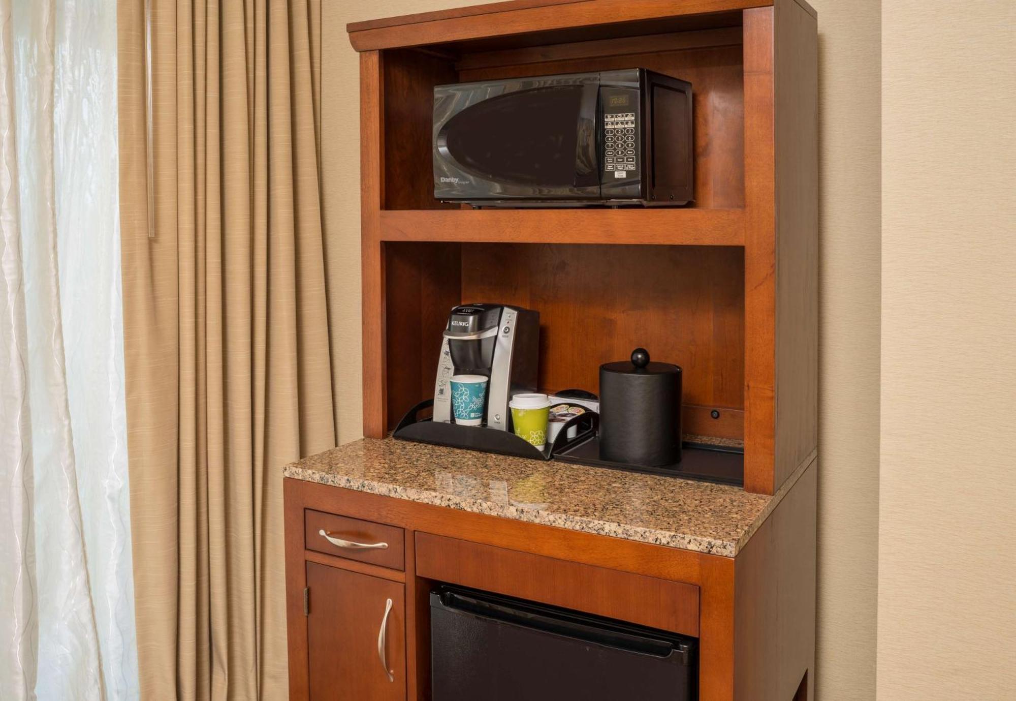 Hilton Garden Inn Alexandria Old Town National Harbor Exterior photo